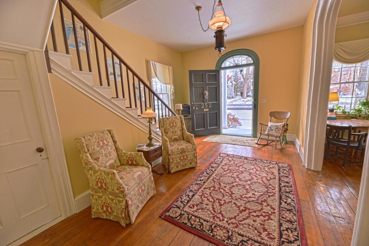 The At Oliver Phelps Couette-café Canandaigua